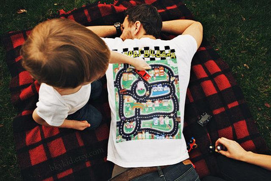 Pappa T-shirt & leksak i ett pappas bilbana