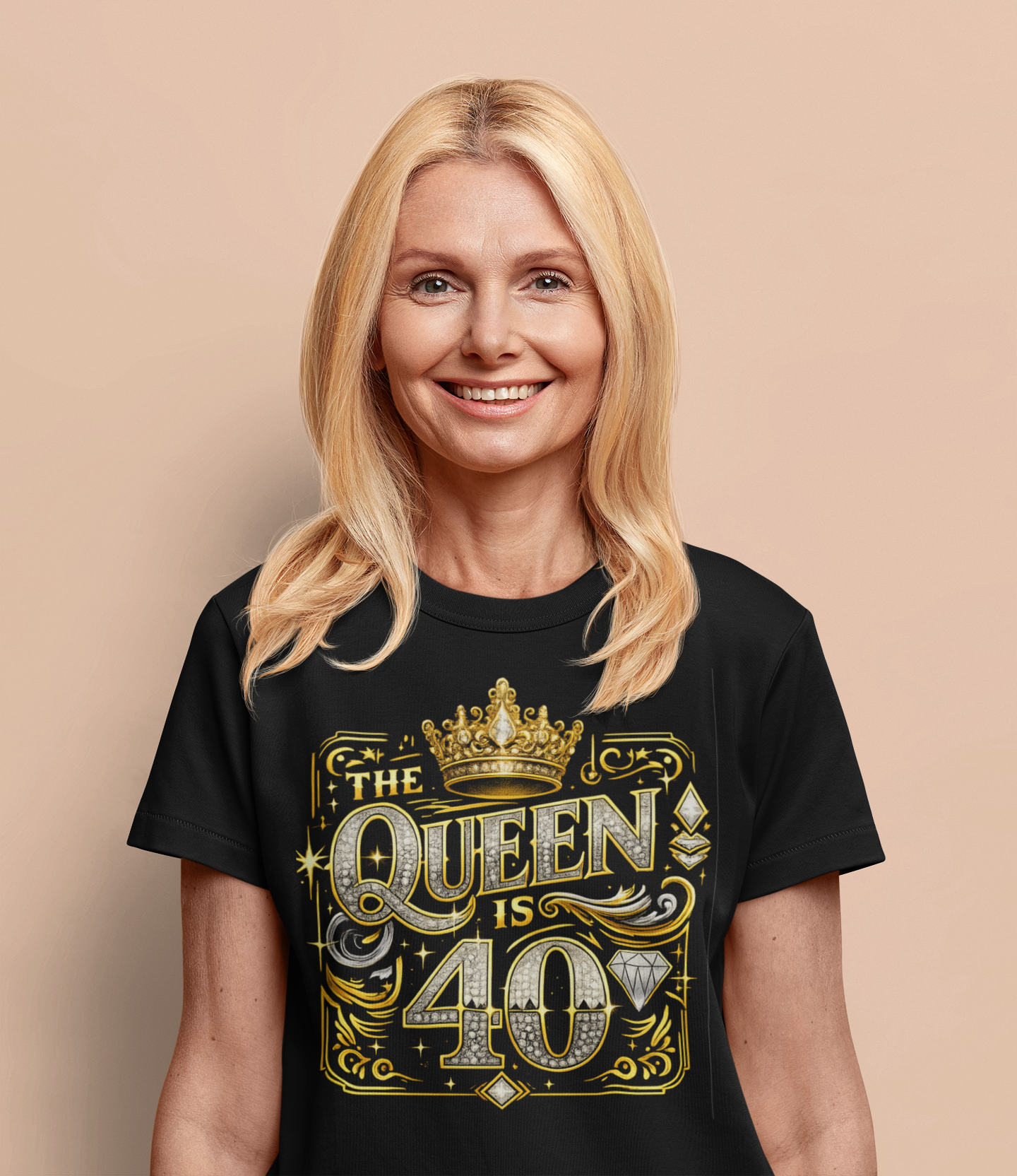The Queen Is 40 â Svart T-shirt med Lyxigt Guldkronemotiv