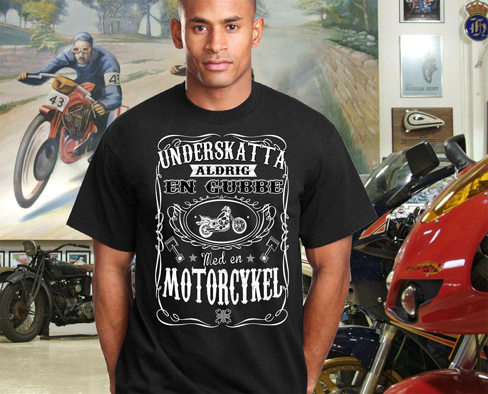 Motorcykel T-shirt - Underskatta aldrig en gubbe med.. - Highstreet.se