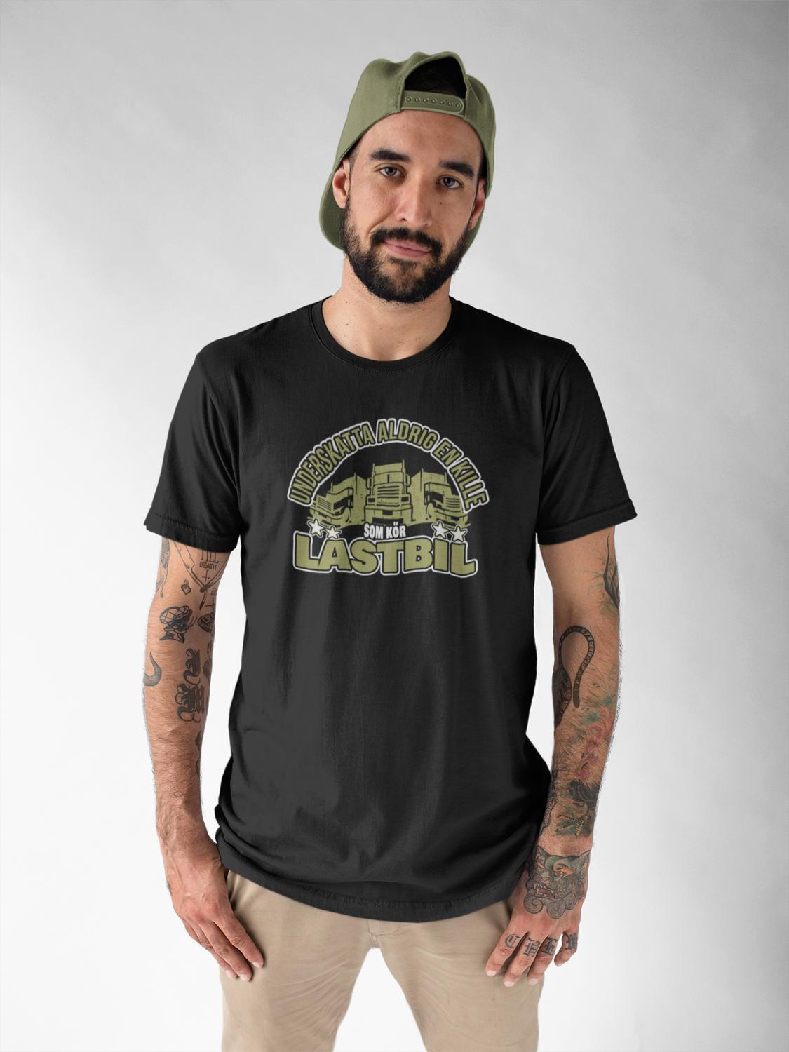 Svart - T-shirt - Underskatta aldrig en kille som kör lastbil