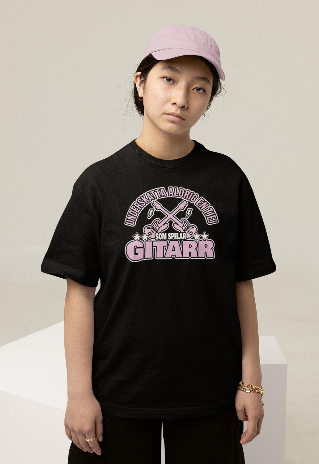 Svart - T-shirt - Underskatta aldrig en tjej som spelar gitarr