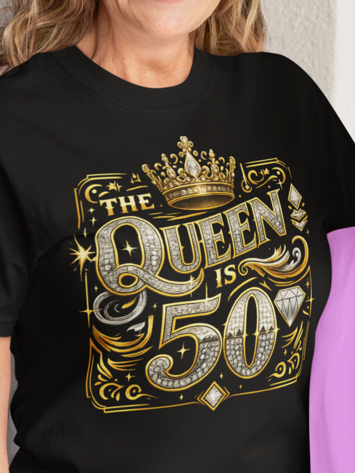 50år t-shirt med The queen is 50 tryck fram. Födelsedags t-shirt till dam