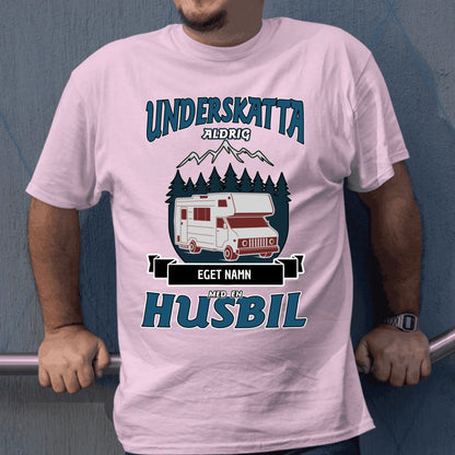 Husbil t-shirt med eget namn - Underskatta aldrig personligt tryck sweatshirt