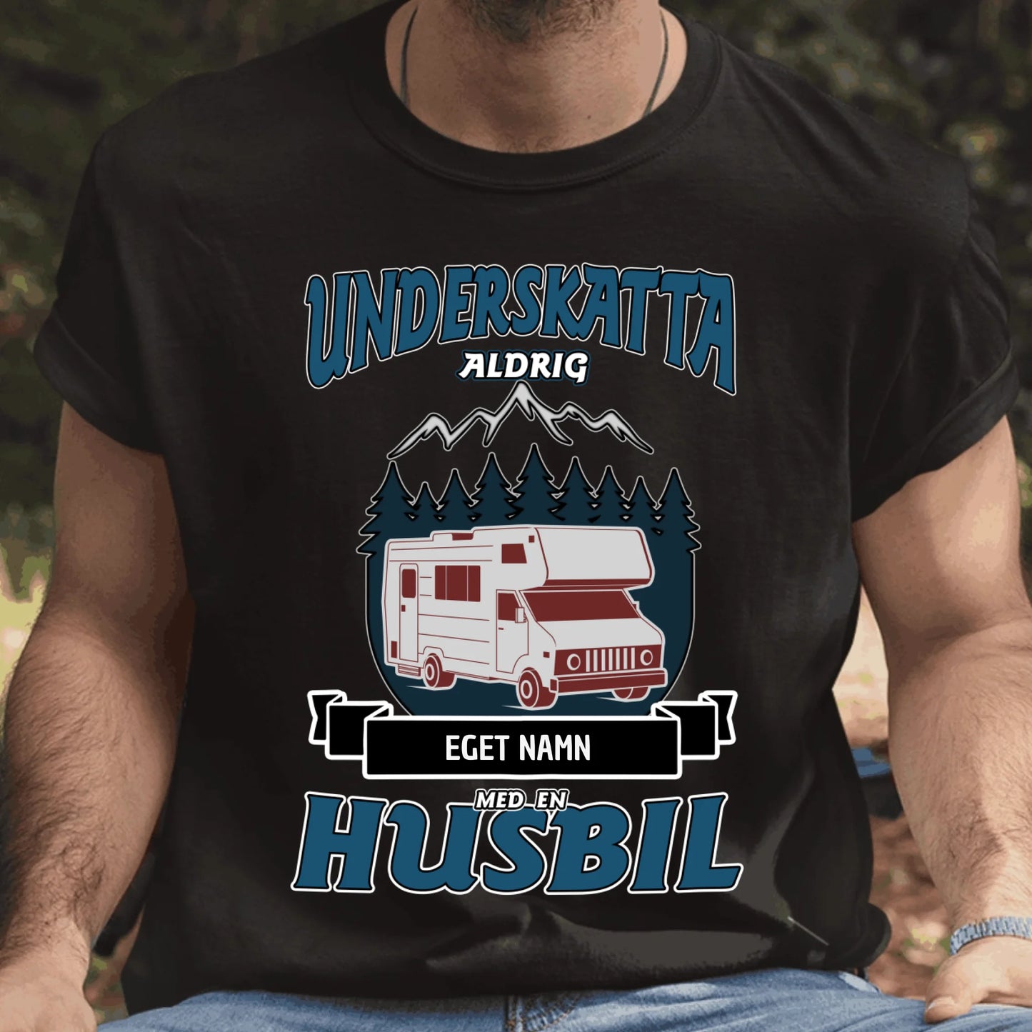 Husbil t-shirt med eget namn - Underskatta aldrig personligt tryck sweatshirt