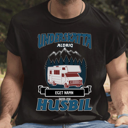 Husbil t-shirt med eget namn - Underskatta aldrig personligt tryck sweatshirt