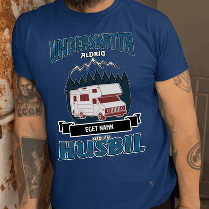 Husbil t-shirt med eget namn - Underskatta aldrig personligt tryck sweatshirt