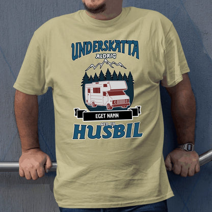 Husbil t-shirt med eget namn - Underskatta aldrig personligt tryck sweatshirt