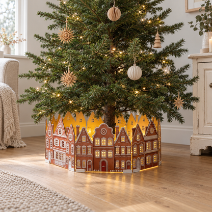 Pepparkaksby till julgransfot – Julgranskrage med 8 delar och LED-fönster, ca 54 cm