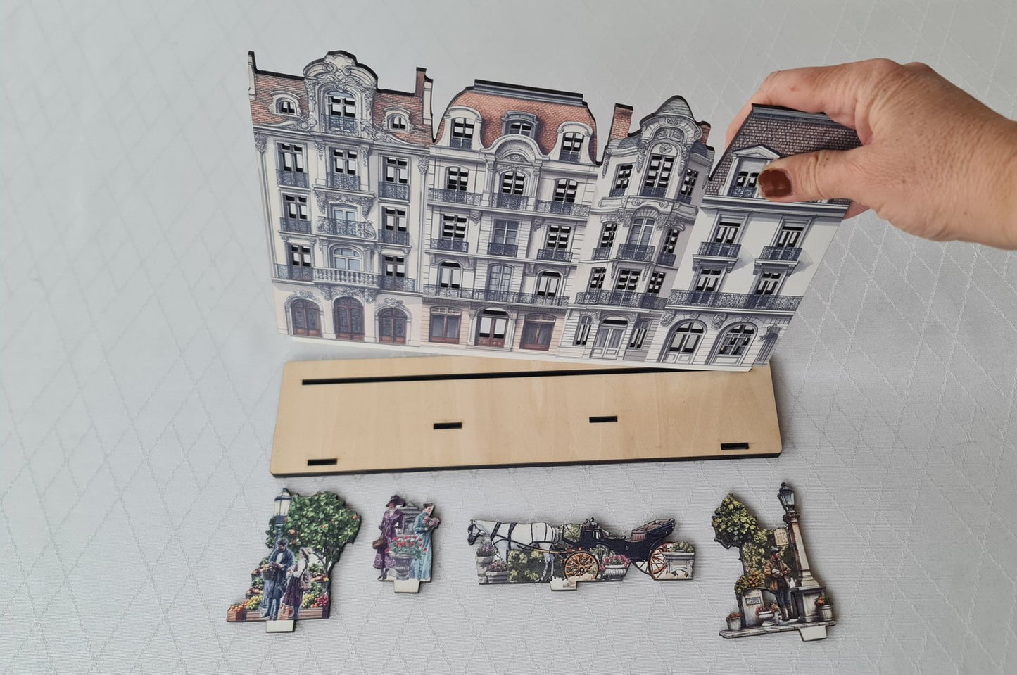 European Townhouse Miniature Scene - perfekt för LED-ljusbelysta fönster