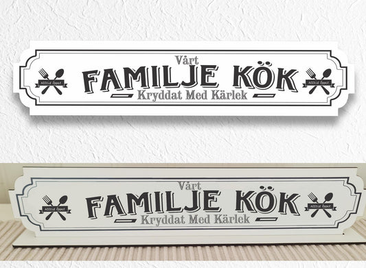 Familje Kök vit skylt - köksskylt med stativbas 35x80mm