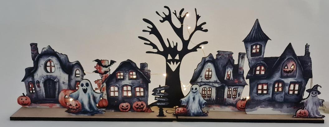 Halloween by med utskurna fönster för ljusslinga kusliga hus - hylla dekoration