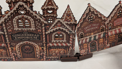 Gingerbread Story Street julby – LED-förberedd pepparkaksby, upp till 72 cm