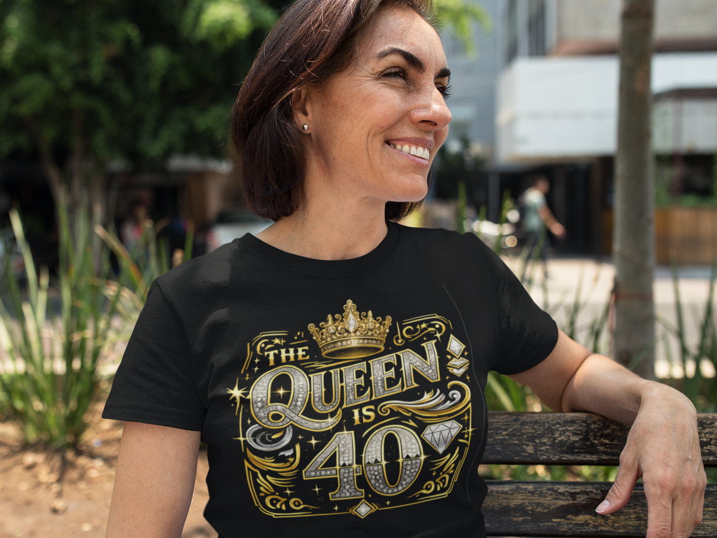 Födelse t-shirt med tryck THE QUEEN IS 40 - perfekt present