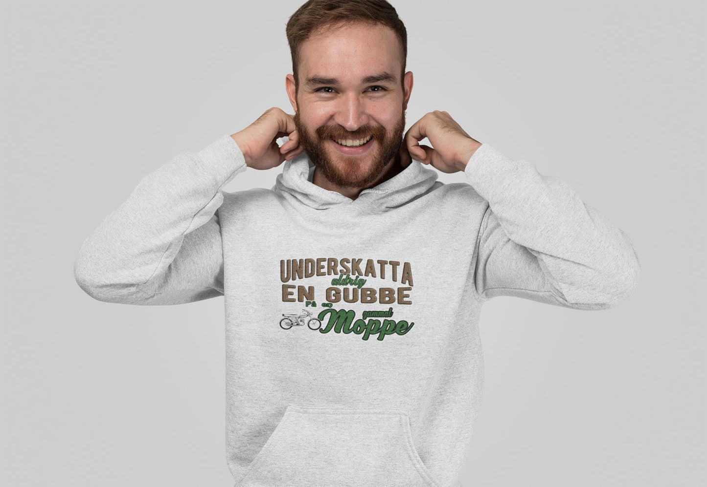 Underskatta aldrig en gubbe på en gammal moppe - grå huvtröja
