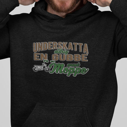 Underskatta aldrig en gubbe på en gammal moppe - svart huvtröja