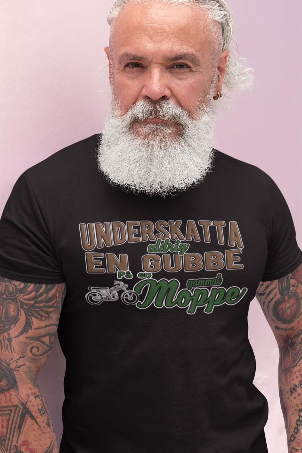 Underskatta aldrig en gubbe på en gammal moppe - svart t-shirt