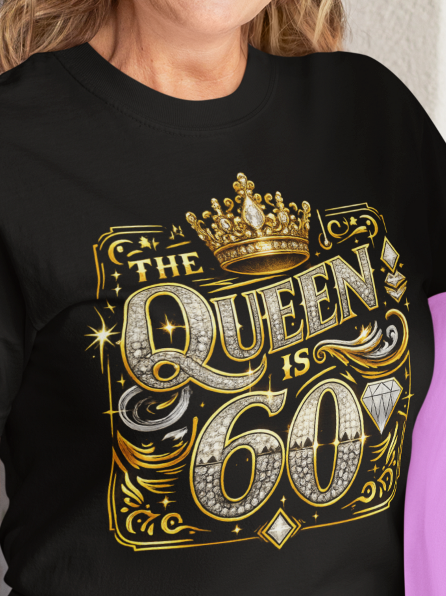 Queen Is 60 T-shirt | 60-års T-shirt | Lyxig Födelsedagströja med Krona | Perfekt Present till 60-åring