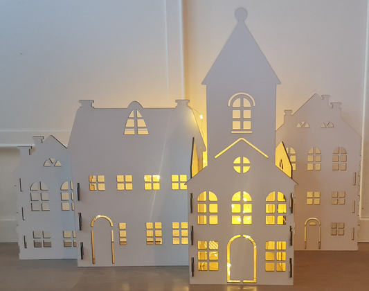 Vitt Skandinaviskt Husdisplay – 7-delad Laserskuren By – Jul & Helårs Dekoration