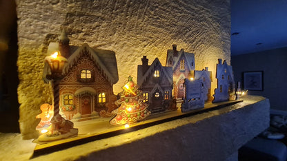 pepparkaksbyscen Placera LED-lampor för upplysta fönster pepparkaka