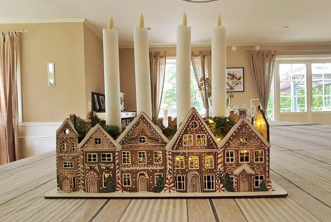 Pepparkakshus bordsdekoration Juligt centerpiece, utskurna fönster för LED-ljus