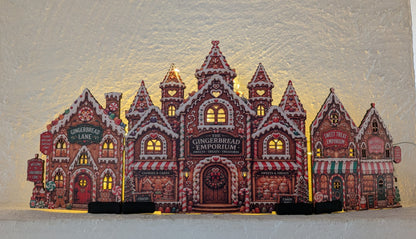 Gingerbread Story Street julby – LED-förberedd pepparkaksby, upp till 72 cm