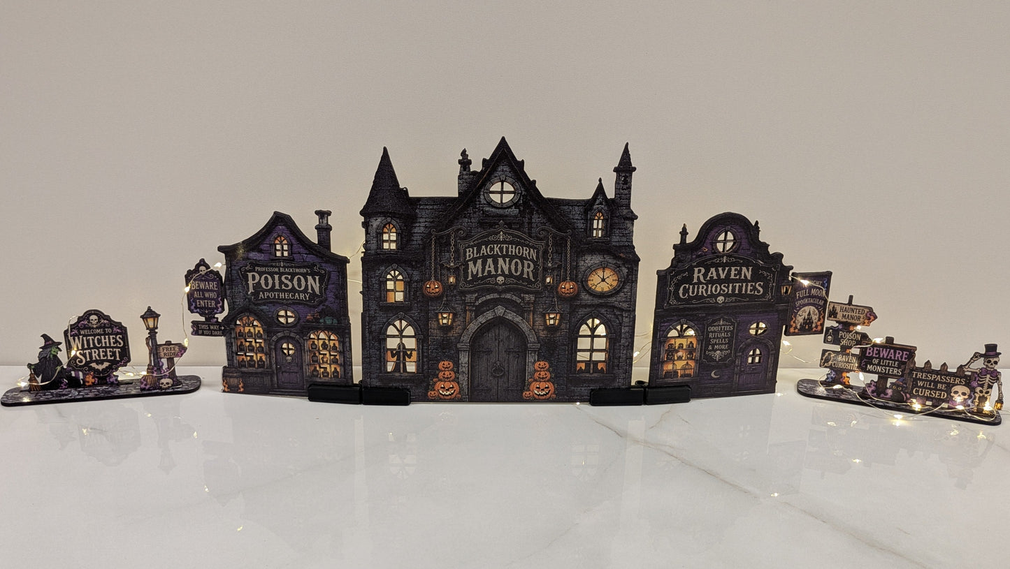 Blackthorn Manor – Halloweenby med LED-fönster | Story Street Collection – 9 delar