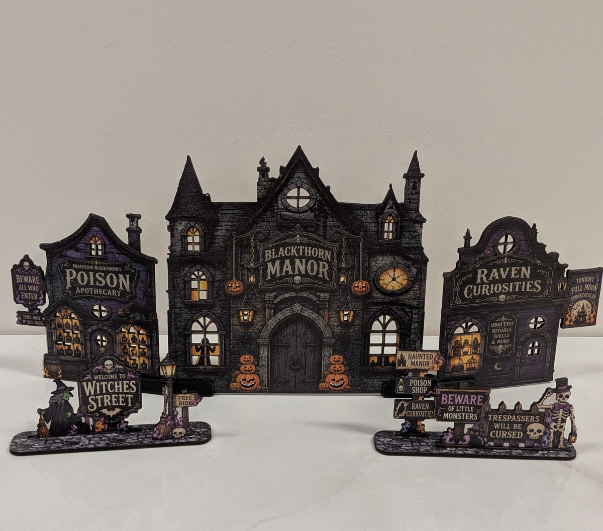 Blackthorn Manor – Halloweenby med LED-fönster | Story Street Collection – 9 delar