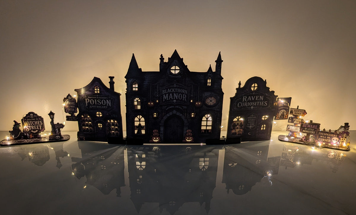 Blackthorn Manor – Halloweenby med LED-fönster | Story Street Collection – 9 delar