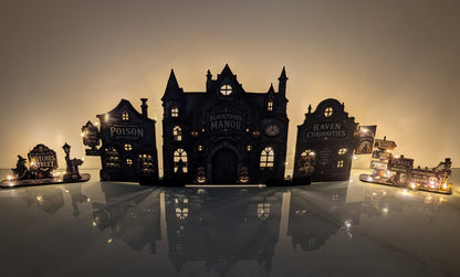 Blackthorn Manor – Halloweenby med LED-fönster | Story Street Collection – 9 delar