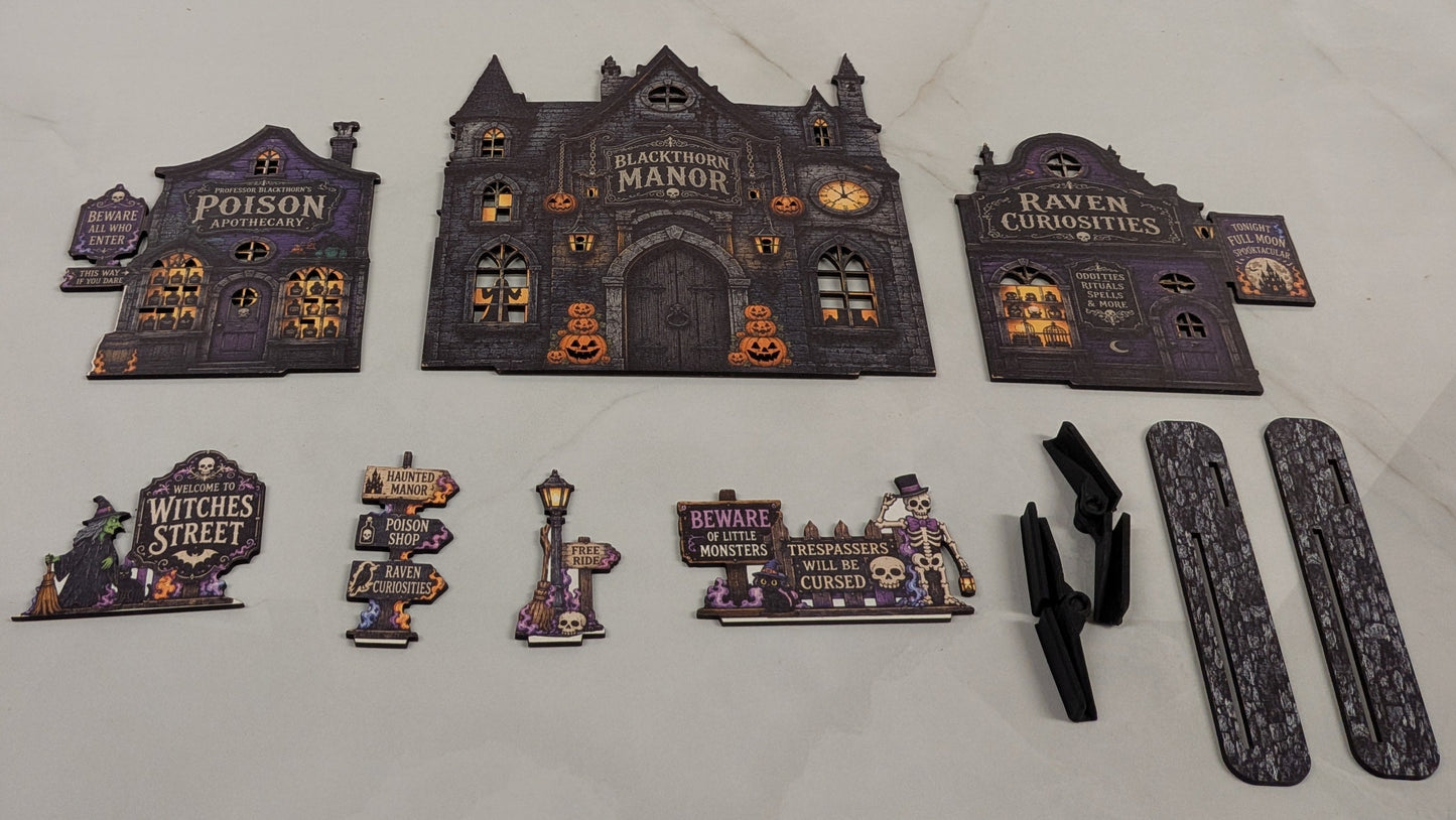 Blackthorn Manor – Halloweenby med LED-fönster | Story Street Collection – 9 delar