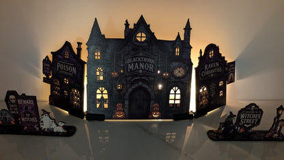 Blackthorn Manor – Halloweenby med LED-fönster | Story Street Collection – 9 delar