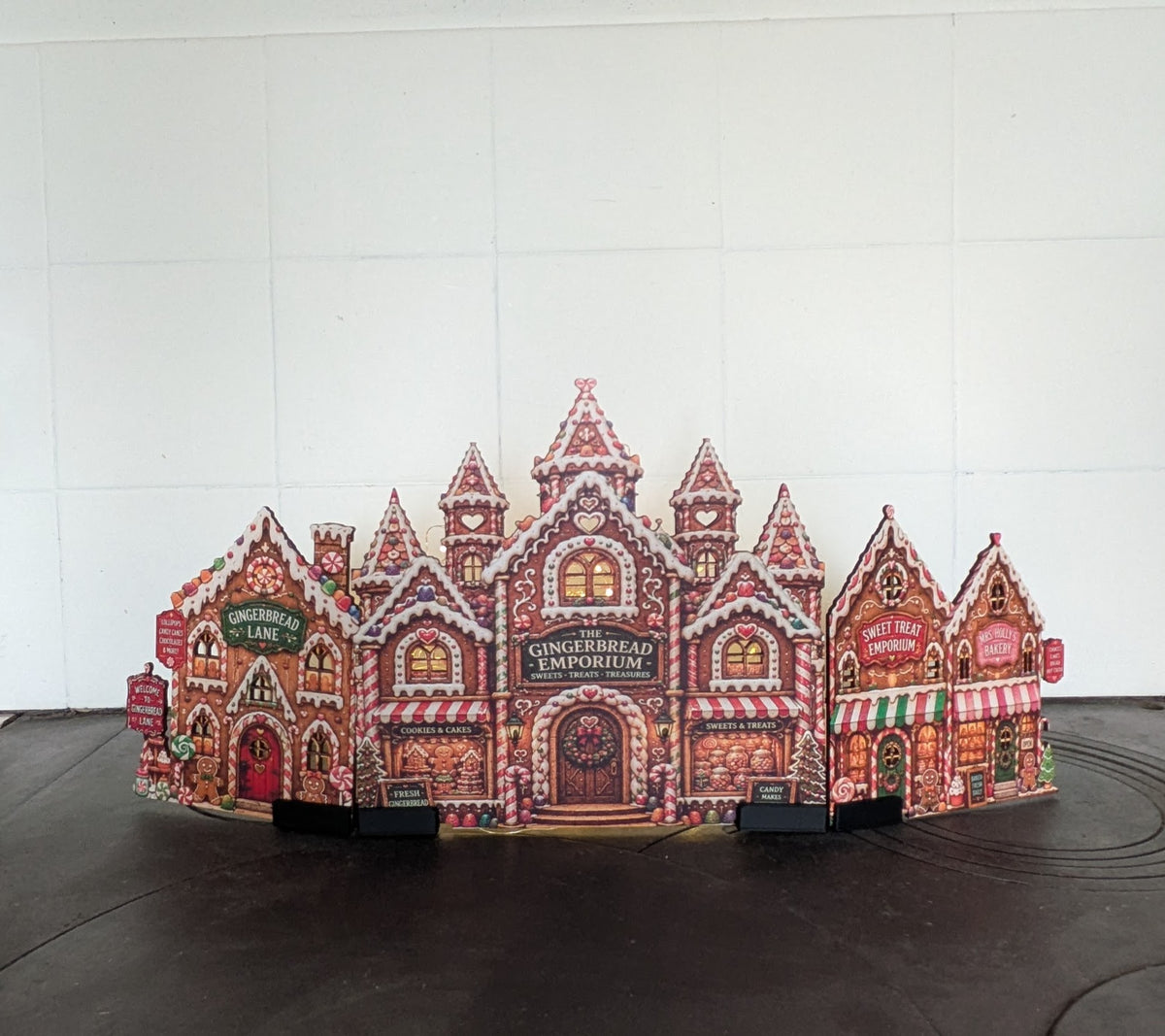 Gingerbread Story Street julby – LED-förberedd pepparkaksby, upp till 72 cm