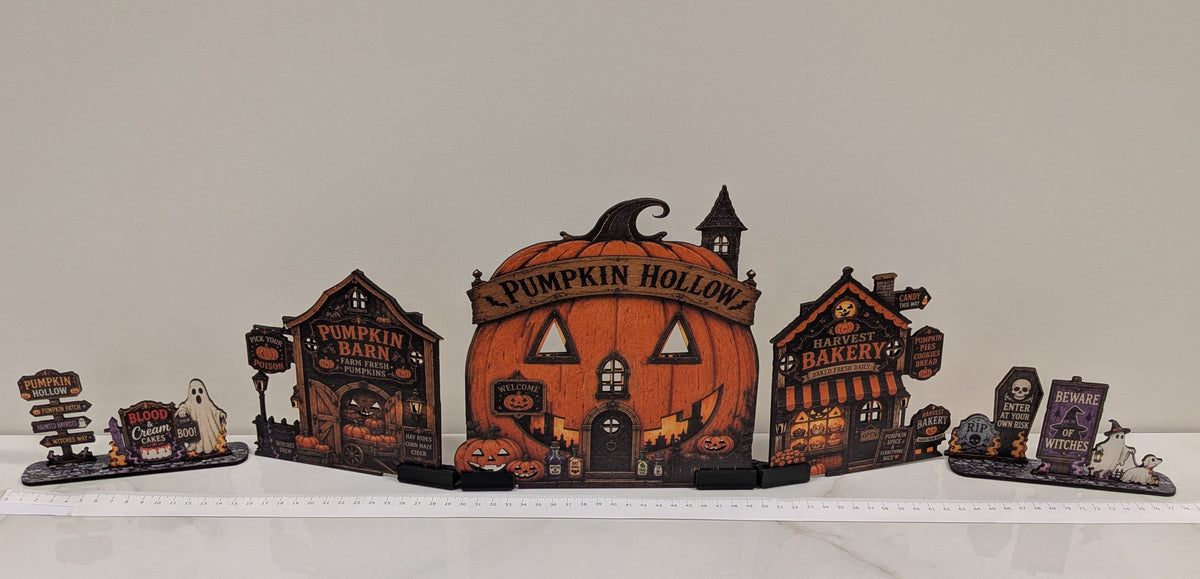 Pumpkin Hollow – Halloweenby med LED-fönster | Story Street Collection – 9 delar