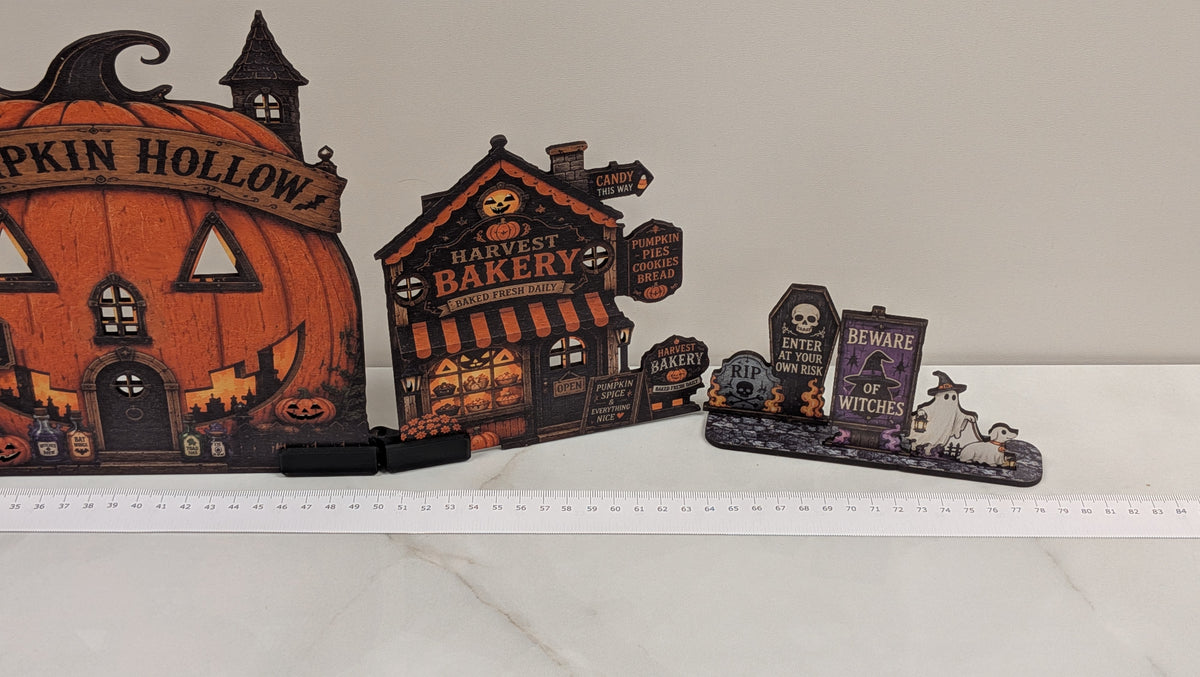 Pumpkin Hollow – Halloweenby med LED-fönster | Story Street Collection – 9 delar