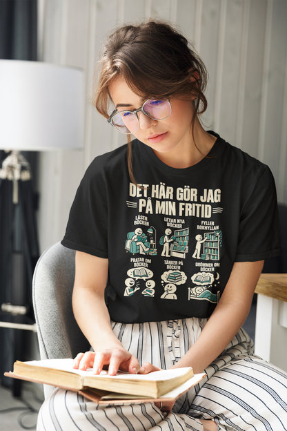 Bok T-shirt - Det här gör jag på min fritid - Present till bokälskare