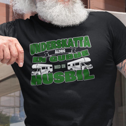 Husbil svart T-shirt Underskatta aldrig en gubbe med en husbil ! - Highstreet.se