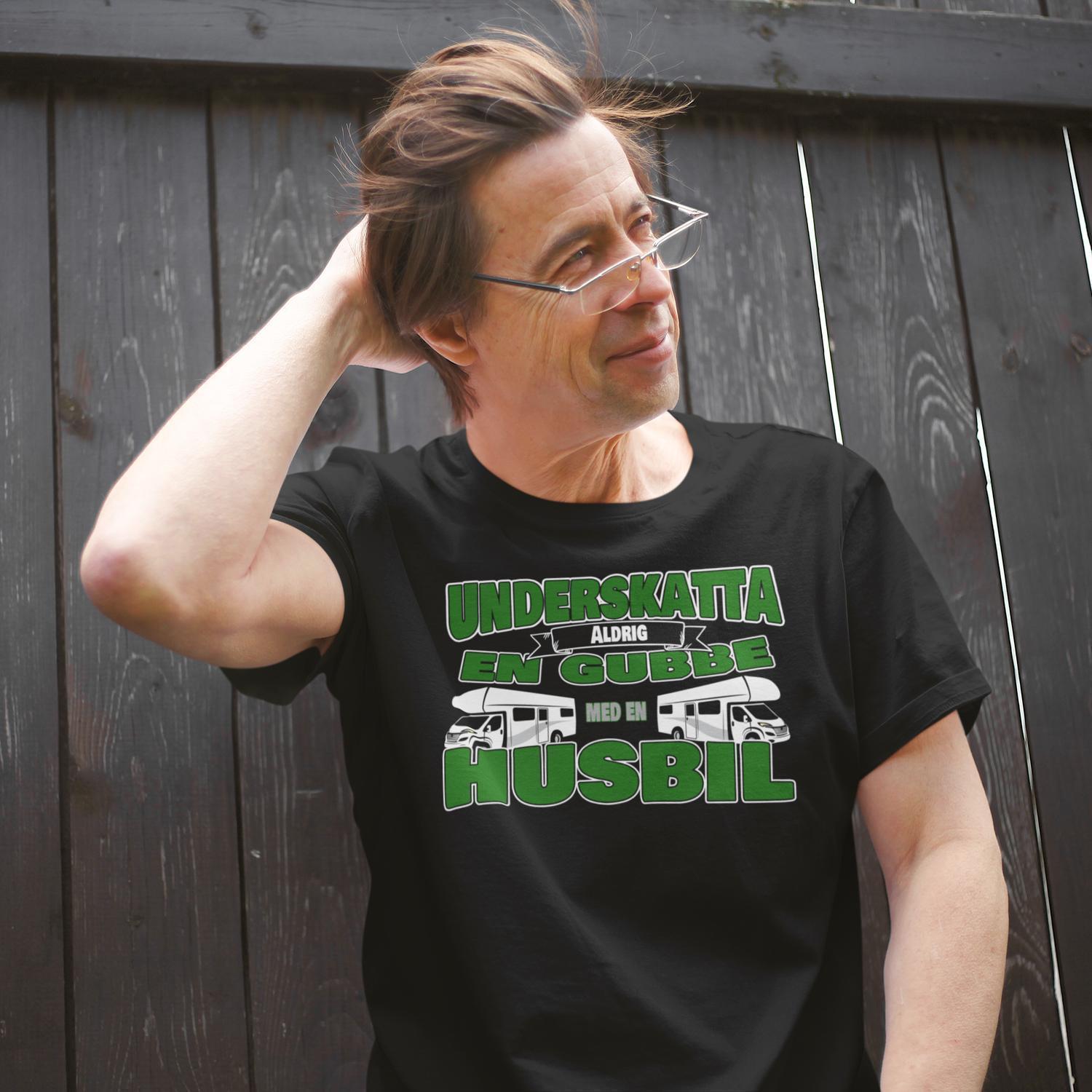Husbil svart T-shirt Underskatta aldrig en gubbe med en husbil ! - Highstreet.se