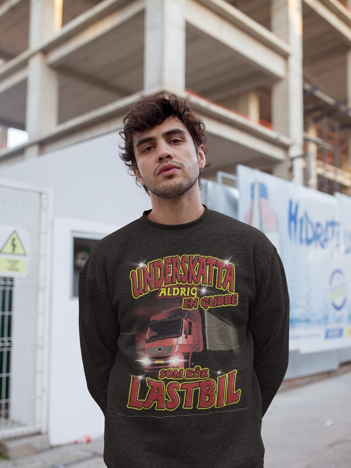 Lastbil Sweatshirt - Underskatta aldrig en gubbe Sweatshirt - Highstreet.se