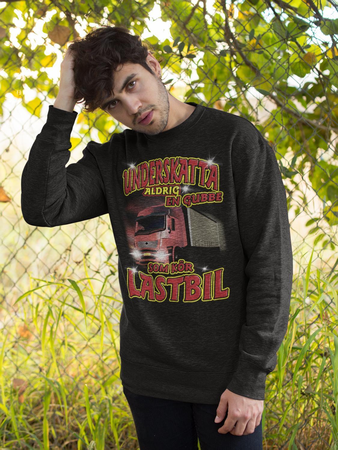 Lastbil Sweatshirt - Underskatta aldrig en gubbe Sweatshirt - Highstreet.se