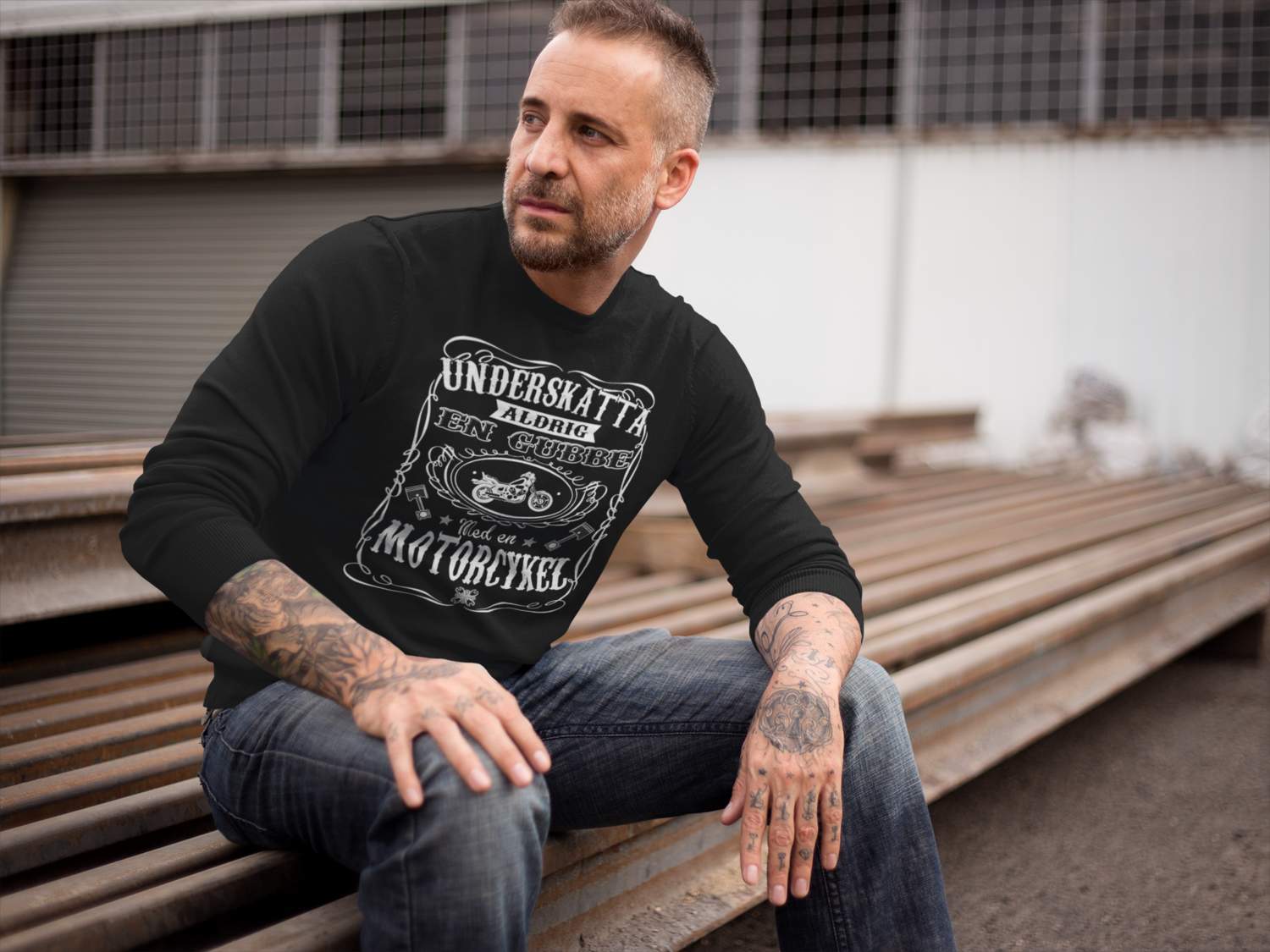 Motorcykel Sweatshirt - Underskatta aldrig en gubbe  t-shirt - Highstreet.se
