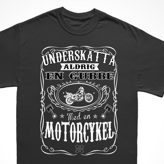 Motorcykel T-shirt - Underskatta aldrig en gubbe med.. - Highstreet.se