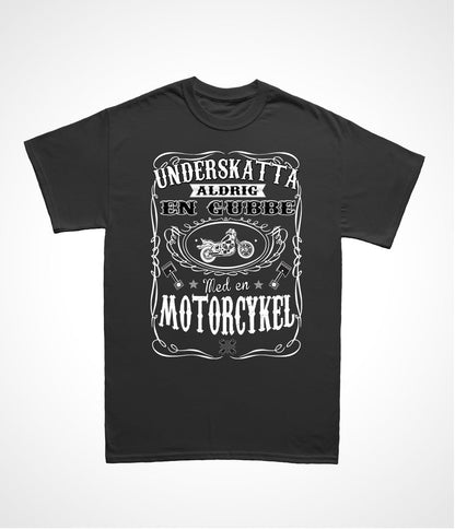 Motorcykel T-shirt - Underskatta aldrig en gubbe med.. - Highstreet.se