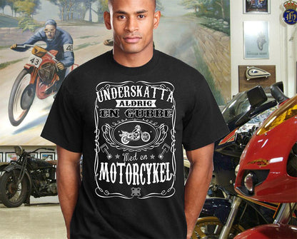 Motorcykel T-shirt - Underskatta aldrig en gubbe med.. - Highstreet.se