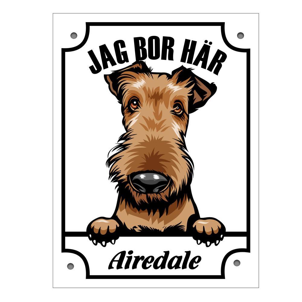 Plåtskylt Jag bo här Airedale Kikande hund skylt - Highstreet.se