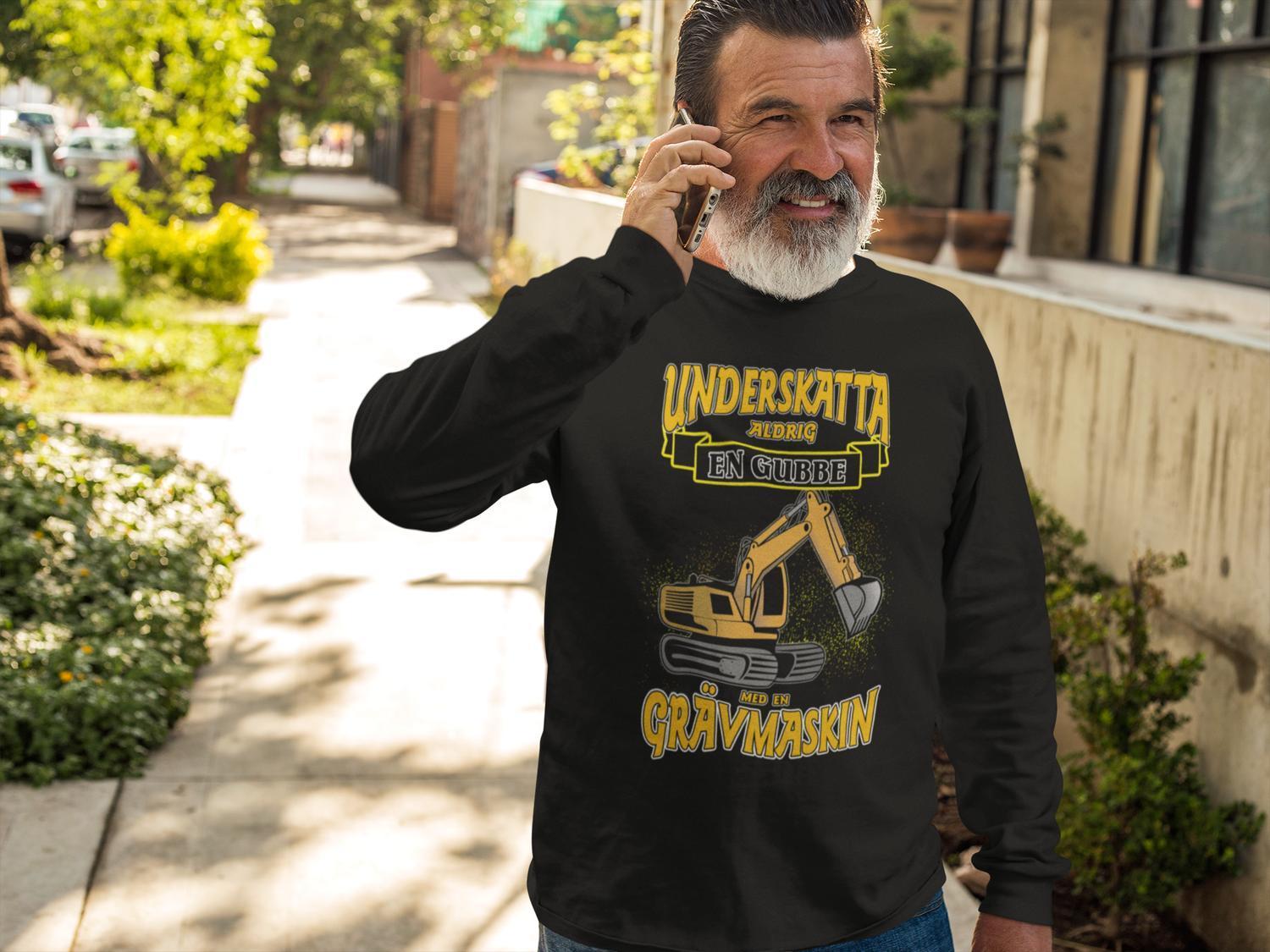 Splash grävmaskin Sweatshirt - Underskatta aldrig gubbe svart - Highstreet.se