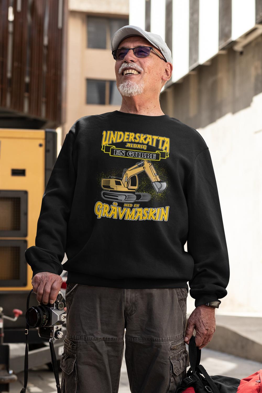 Splash grävmaskin Sweatshirt - Underskatta aldrig gubbe svart - Highstreet.se