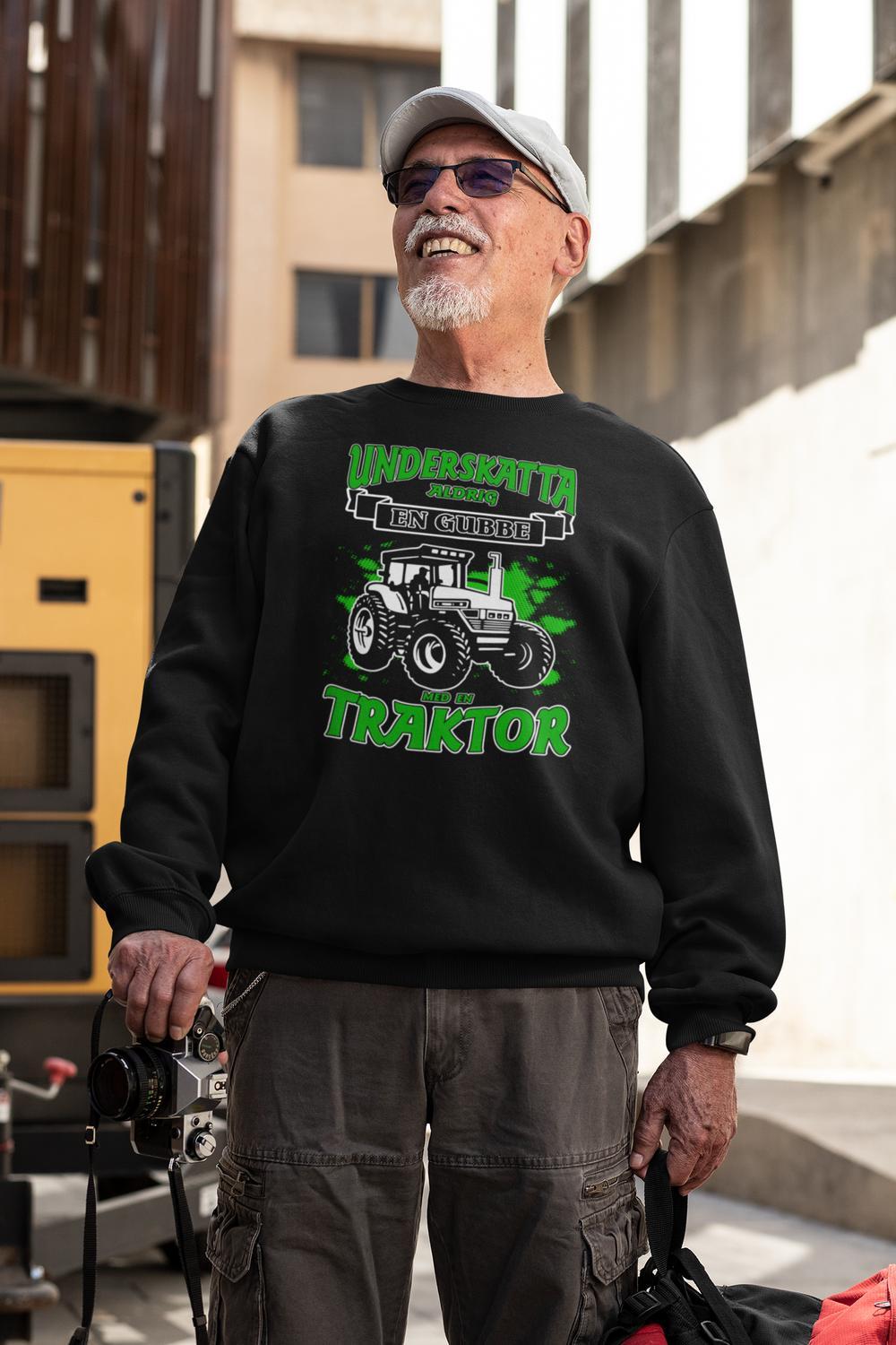 Splash traktor Sweatshirt - Underskatta aldrig en gubbe - Highstreet.se