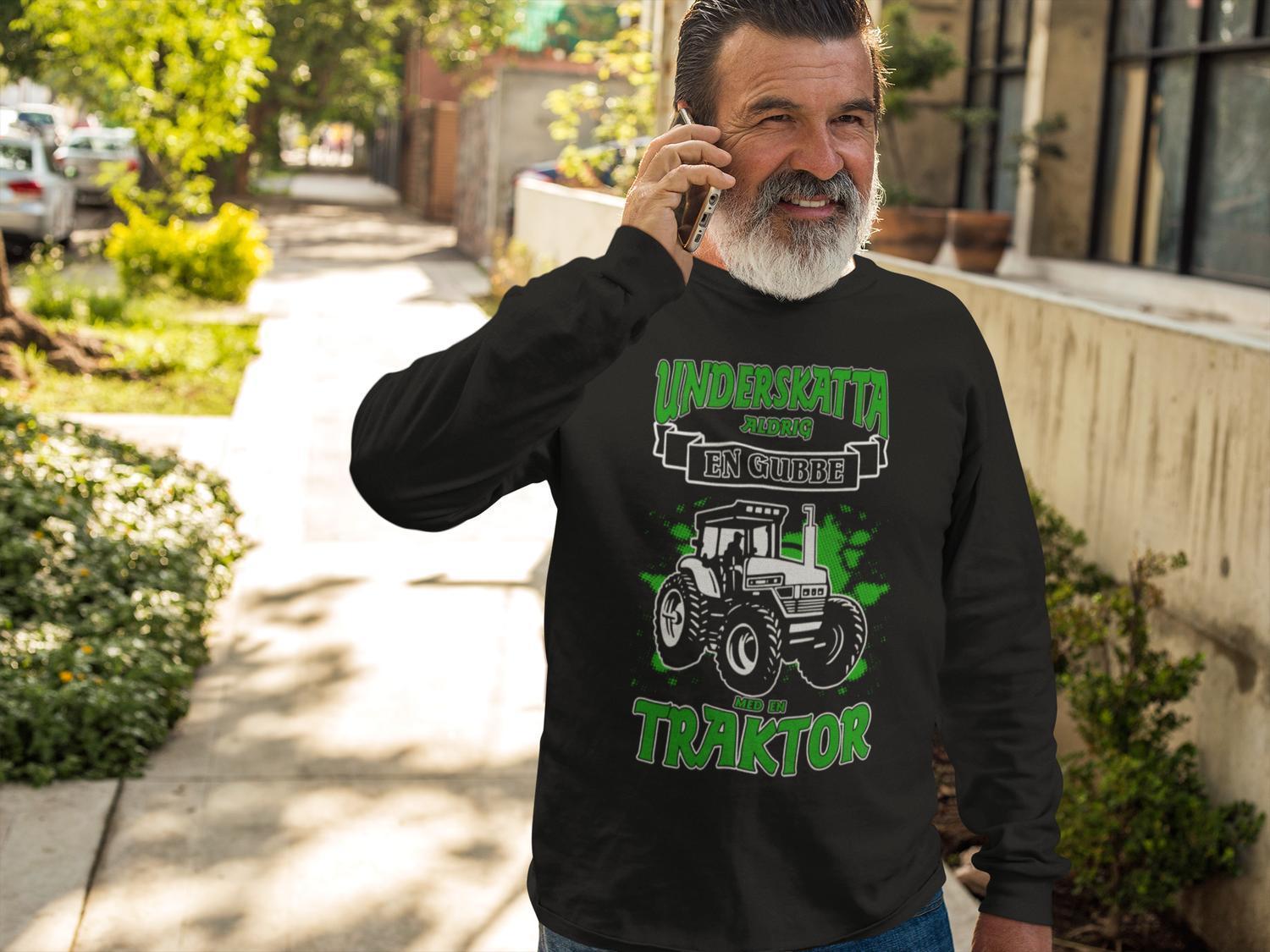 Splash traktor Sweatshirt - Underskatta aldrig en gubbe - Highstreet.se