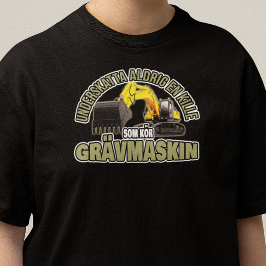 Svart - T-shirt  Underskatta aldrig en kille som kör grävmaskin