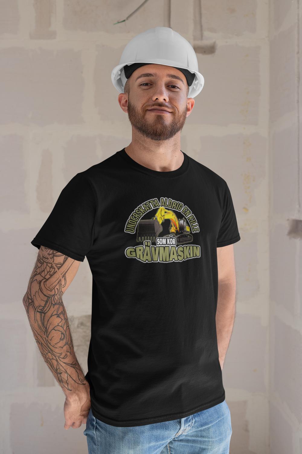 Svart - T-shirt  Underskatta aldrig en kille som kör grävmaskin